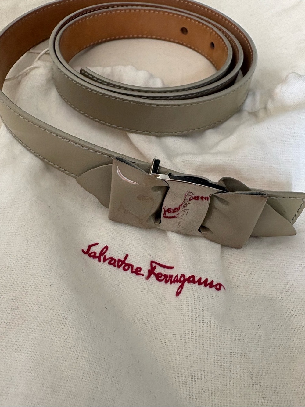 Salvatore Ferragamo grey/taupe patent leather bow belt 95 cm length